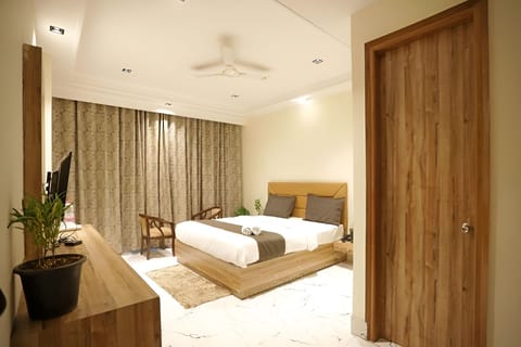 Deluxe Room | Hypo-allergenic bedding, desk, laptop workspace, free WiFi