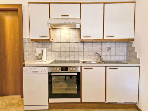 Kitchen, Kitchen Appliance, Major Appliance, Countertop, Cabinetry, Kitchen Sink, Interior Design, Sink, Flooring, Tap