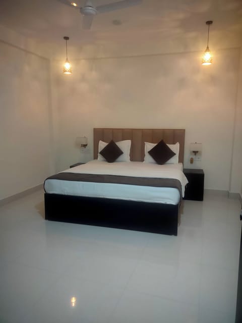 Deluxe Room | Laptop workspace, blackout drapes, iron/ironing board, free WiFi