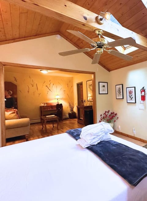 Chiming20Bells20with20Romantic20Logo2022