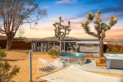 Hot tub, sun loungers, good company, and desert greenery all around. Your crew will never want to leave. 🌿☀️
