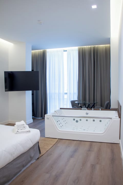 Deluxe Room, 1 King Bed, Non Smoking, Jetted Tub | Premium bedding, down comforters, memory foam beds, in-room safe