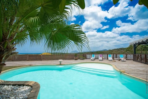 Enjoy the swimming pool of the villa Goyave and its magnificent sea view