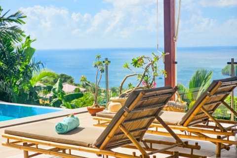 Renting the Bel Lou villa in Anses d'Arlet guarantees you an exceptional stay in Martinique. Enjoy its large swimming pool and panoramic sea views.