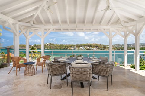 The luxury Villa Blue Cap offers an extraordinary view of the ocean. With its modern and refined comfort, the Villa will bring you to a Creole way of life and unforgettable holidays in Martinique.