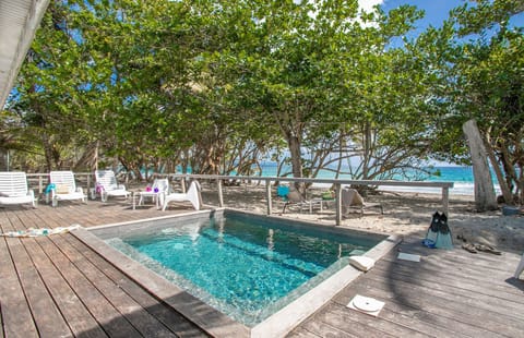 La Maison sur la plage is an address that will transport you into a world of well-being, nestled in a sandy garden facing the majestic Diamond Rock.