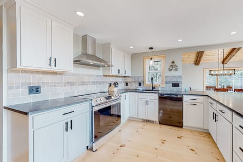 Mad river ski chalet kitchen 2