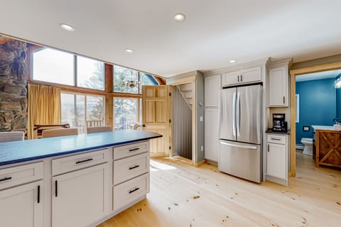 Mad river ski chalet kitchen 4