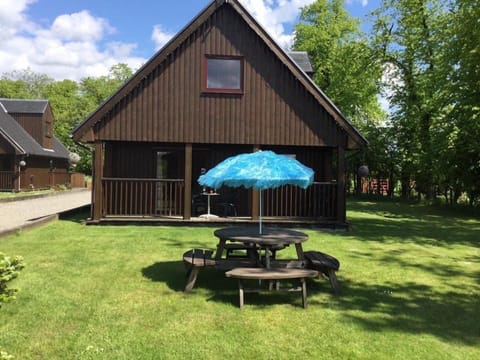 detached 3 bedroom lodge with gardens, bq and hot tub