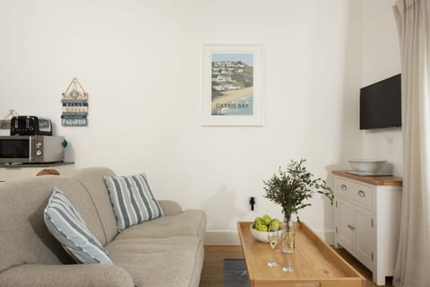 Smart Tv and sofa in open plan living space - 55 Una