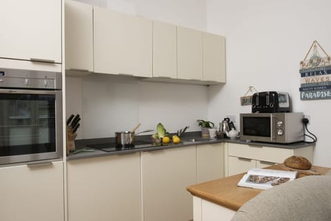 Kitchen with oven, hob, microwave, kettle and toaster - 55 Una
