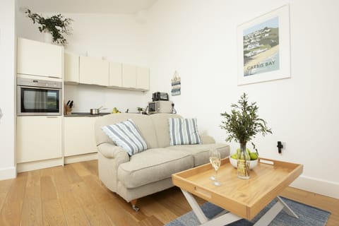 Seating area and kitchen - 55 Una