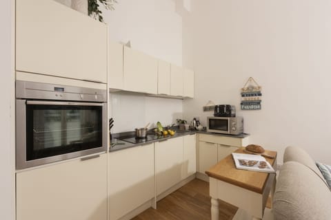 Kitchen with dishwasher and tableware - 55 Una