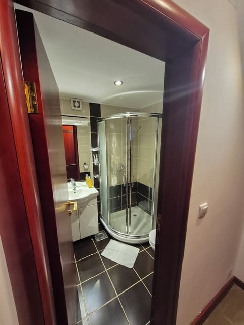 Comfort Double Room, Mountain View | Bathroom | Shower, hair dryer, slippers, towels