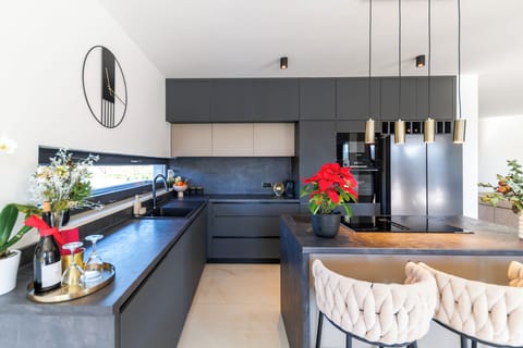 Deluxe Villa, Garden View | Private kitchen | Full-size fridge, microwave, oven, stovetop