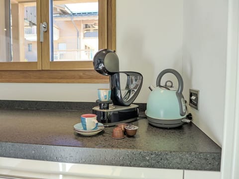 Kitchen Appliance, Interior Design, Countertop, Home Appliance, Small Appliance, Kitchen, Serveware