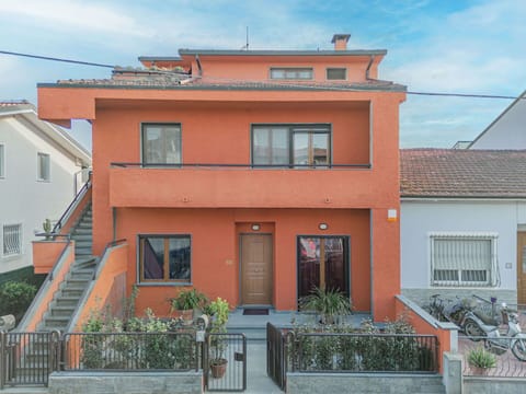 Building, Wall, Window, Residential Area, House, Home, Facade, Architecture, Roof, Human Settlement