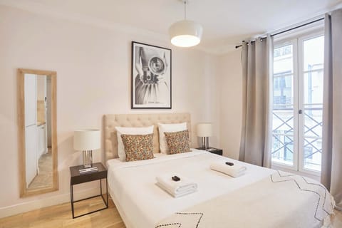 Studio avec lit queen size, canapé lit 1 place et cuisine ouverte équipée
