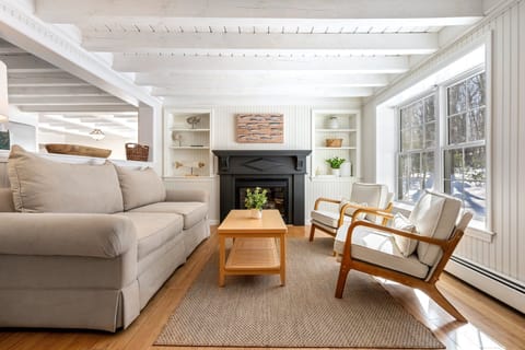 Bright cozy sitting room 