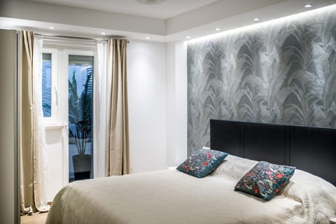 Double Room, Non Smoking, Private Bathroom | In-room safe, iron/ironing board, free WiFi