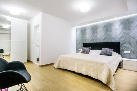 Double Room, Non Smoking, Private Bathroom | In-room safe, iron/ironing board, free WiFi