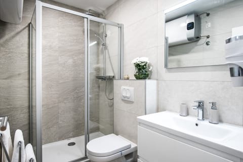 Double Room, Non Smoking, Private Bathroom | Bathroom | Shower, hair dryer, slippers, towels