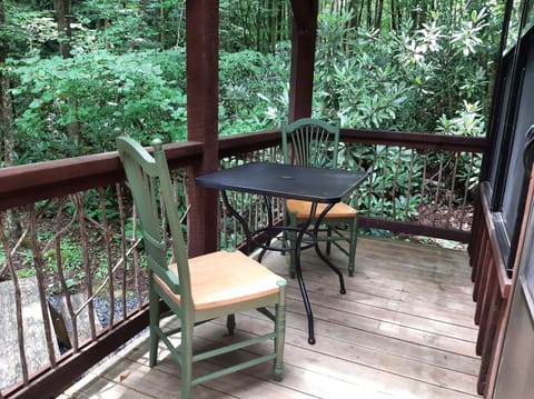 Covered front porch dining!