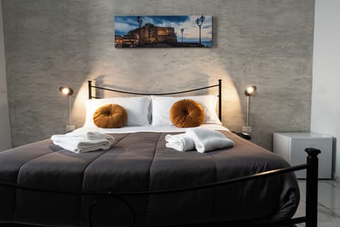 Classic Double Room, Courtyard View | Desk, free WiFi