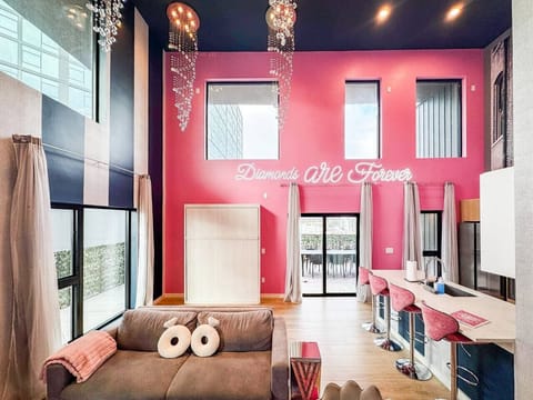 Includes fireplace, sofa bed, murphy bed, Smart TV, and high ceilings