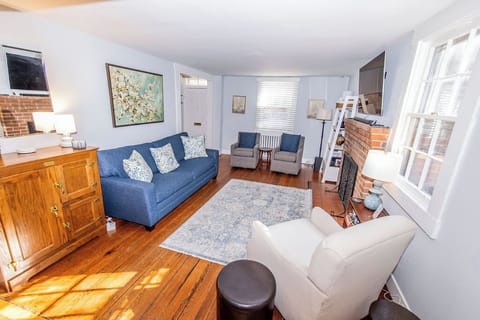 3-bedroom, 2.5 bathroom charming historic home in downtown Annapolis with room for 6
