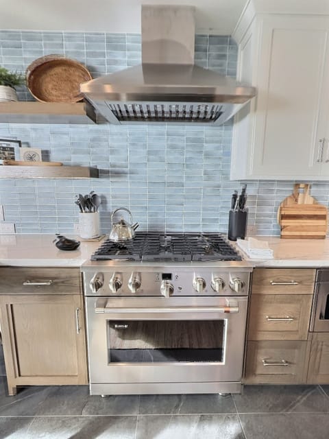 Chef-grade gas range and oven offering powerful, precise heat control for everything from quick weeknight meals to gourmet cooking.