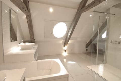 Superior Double Room | Bathroom | Hair dryer, bathrobes, towels, soap