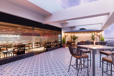 3 restaurants; breakfast, lunch, and dinner served