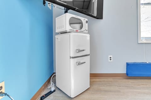 Appliance, Refrigerator, Microwave, Oven, Washer