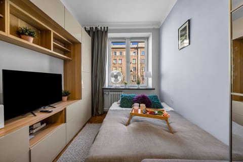 Studio - Living area with Queen Bed and Smart TV | Book Now with RENTUJEMY.COM