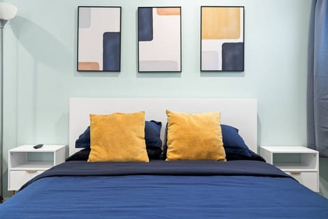 With 2 pillows and 2 decorative cushions