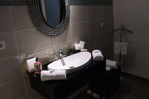 Superior Double Room, Garden View | Bathroom | Shower, hair dryer, bathrobes, slippers