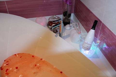 Superior Double Room, Park View | Bathroom | Shower, hair dryer, bathrobes, slippers