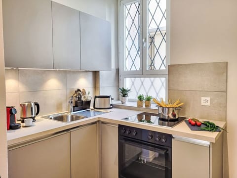 Kitchen Appliance, Kitchen, Countertop, Major Appliance, Home Appliance, Cabinetry, Interior Design, Furniture, Kitchen Stove, Stove