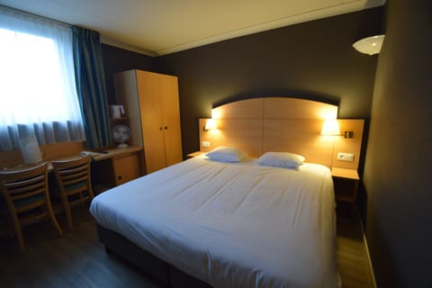 Desk, laptop workspace, blackout drapes, soundproofing