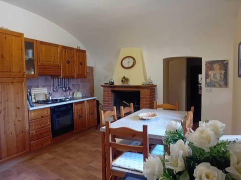 House, 3 Bedrooms, Smoking, Fireplace | Dining room