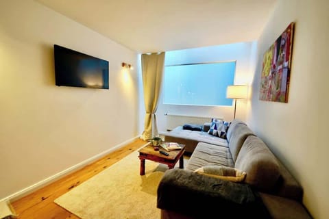 Mit Deinen besten Freunden & Deiner Familie gemütlich abhängen & Smart TV gucken? Kein Problem, herzlich Willkommen in unserem Maisonette-Loft!