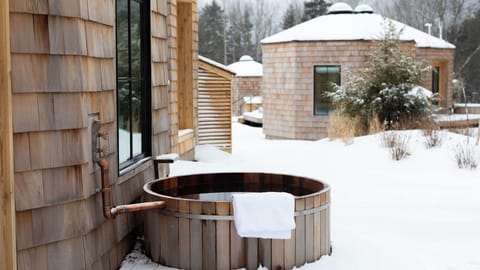 Deep soaking bathtub
