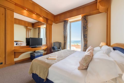 Minibar, in-room safe, desk, soundproofing