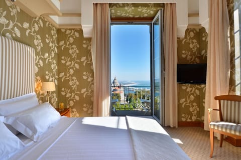 Superior Room, Balcony | Minibar, in-room safe, desk, soundproofing