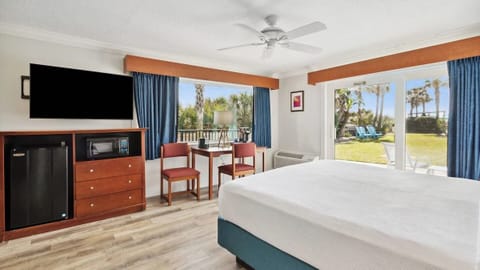 Unit with King bed. Exact unit will be assigned upon arrival. Views, colors, and decor may vary.