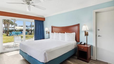 Unit with King bed. Exact unit will be assigned upon arrival. Views, colors, and decor may vary.