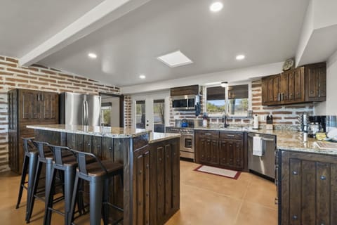 House | 5 bedrooms, desk, high-speed internet