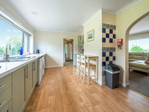 Kitchen | Paradise View - Gables Getaways, Beaworthy