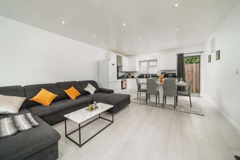 This room may be small, but it’s filled with comfort, light, and good energy.
D3 Short Stays